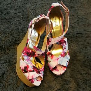 Qupid platform wedge